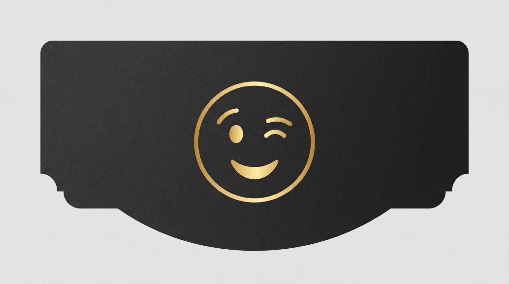 Icono de carita sonriente guiñando un ojo en dorado para suscripción al boletín de Joieria Pardo
